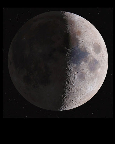 Formatfüllende Aufnahme des Mond mit linksseitigem Schatten